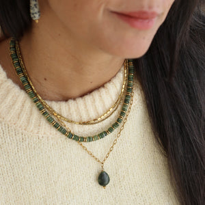 collier avec une chaine trombone et une pierre naturelle de Jadéite olive 