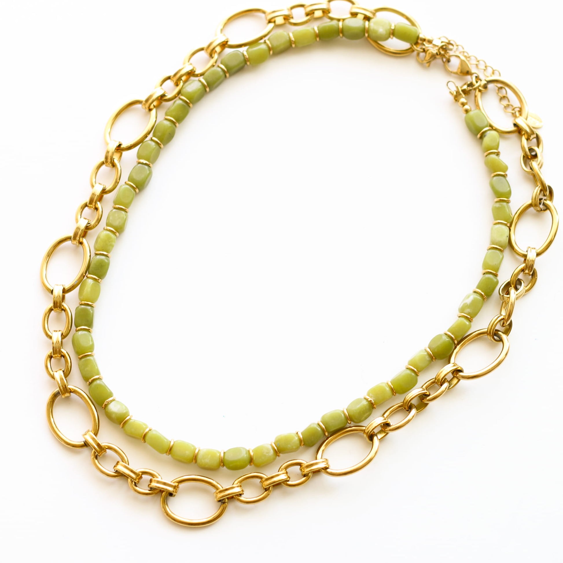 Collier chaîne Jadéite Olive modulable, détail des pierres, Mahny bijoux pierre fine.