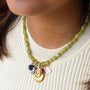 Collier Jadéite Olive gri-gris, vue rapprochée, Mahny pierres assemblées main, Paris.