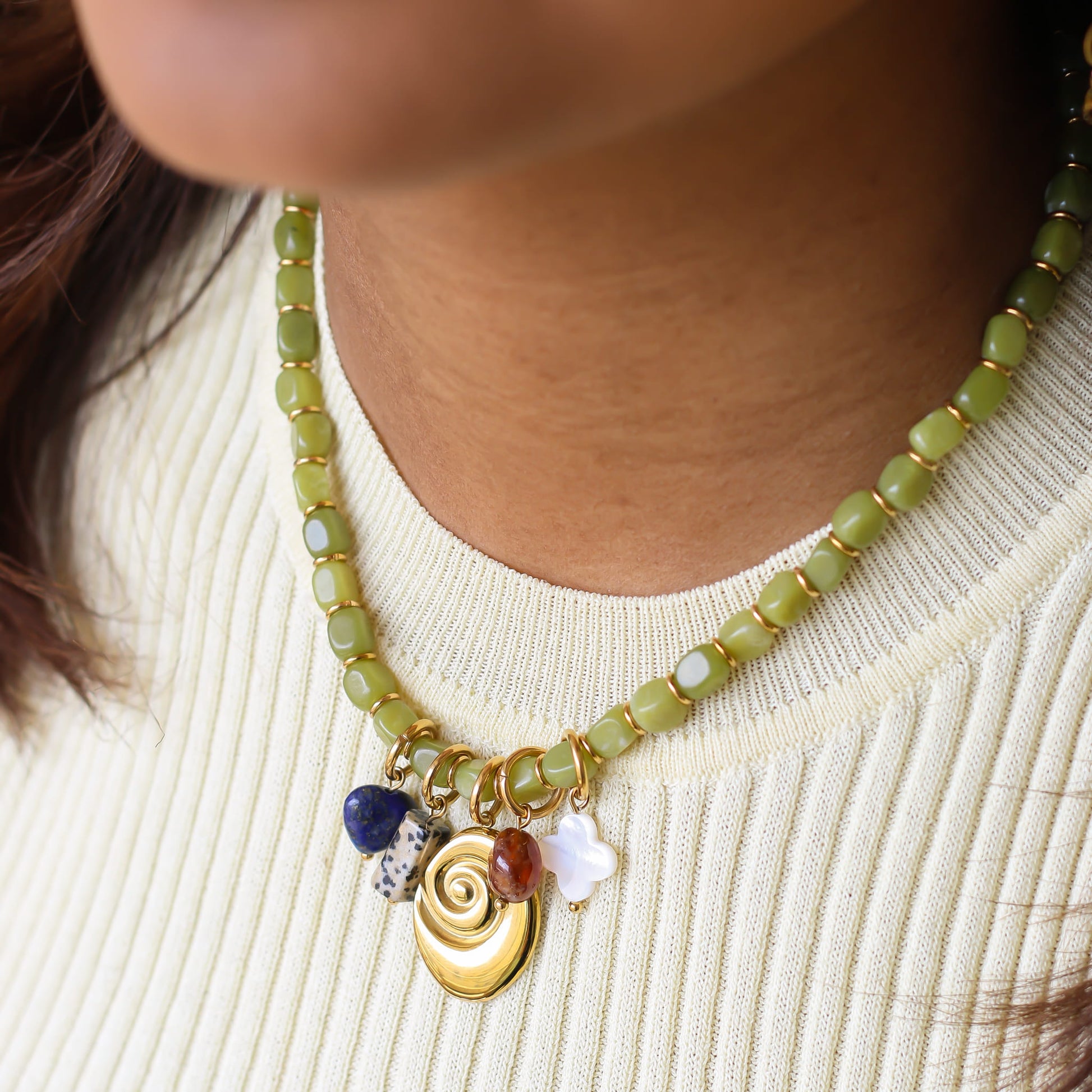 Collier Jadéite Olive gri-gris, vue rapprochée, Mahny pierres assemblées main, Paris.