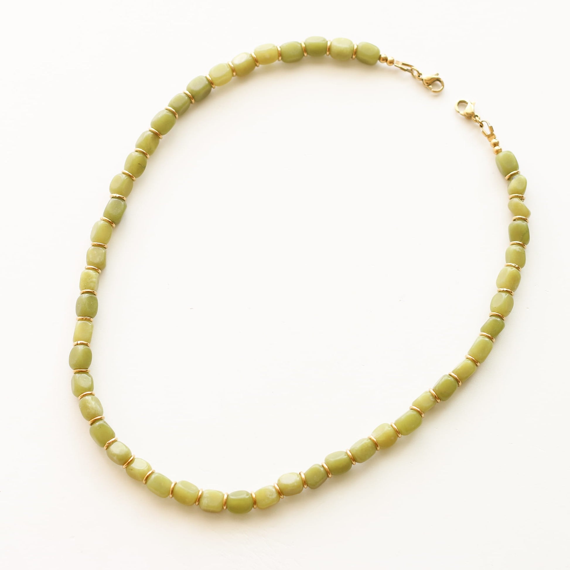 Collier chaîne Jadéite Olive modulable, détail du fermoir signé Mahny, pierre véritable, fait main à Paris.