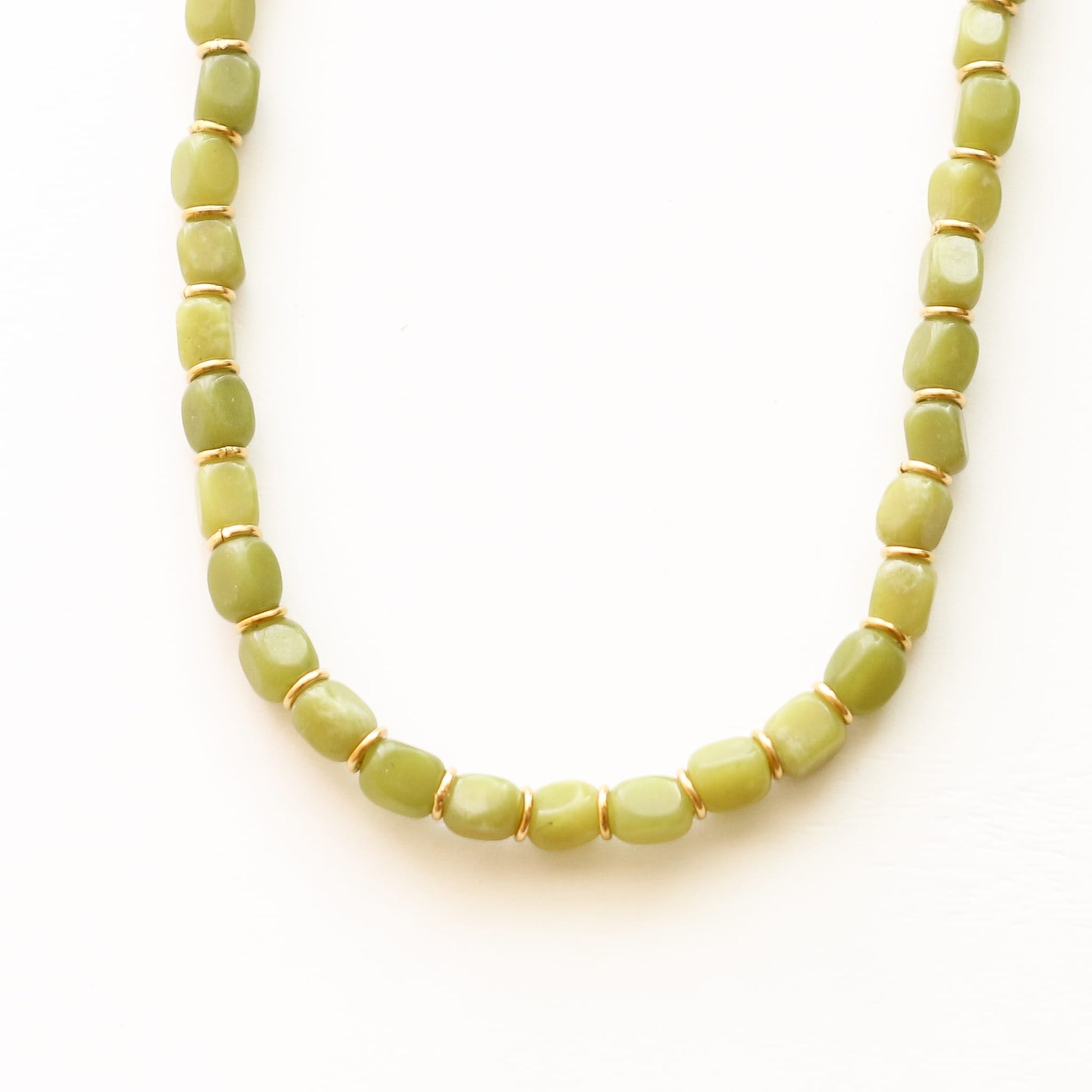 Collier Jadéite Olive gri-gris, vue à plat, bijou femme pierres naturelles Mahny.