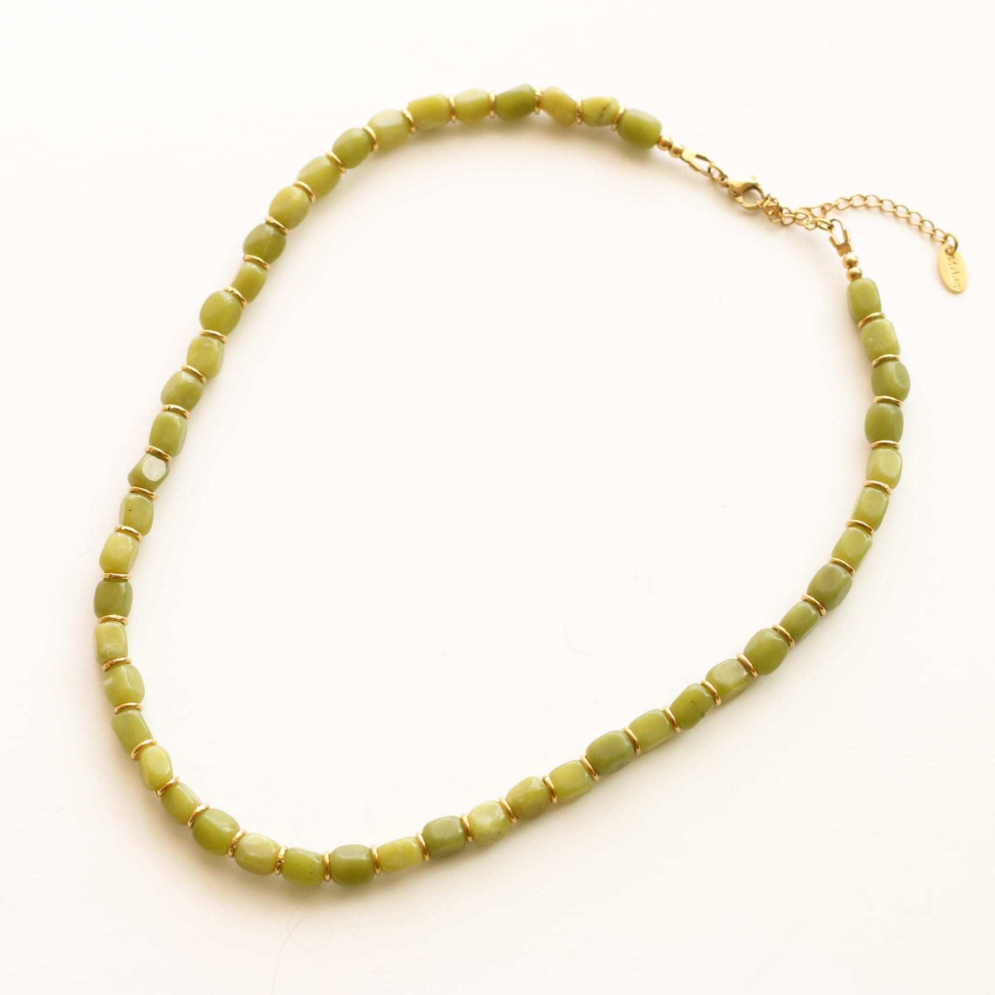 Collier Jadéite Olive gri-gris, mise en scène, création Mahny bijoux pierres semi-précieuses.