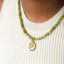 Collier Jadéite Olive gri-gris, détail de la chaîne dorée, Mahny pierres assemblées main, Paris.