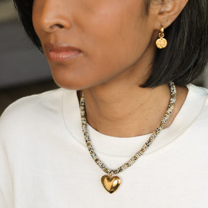 collier avec un pendentif doré coeur et du Jaspe dalmatien