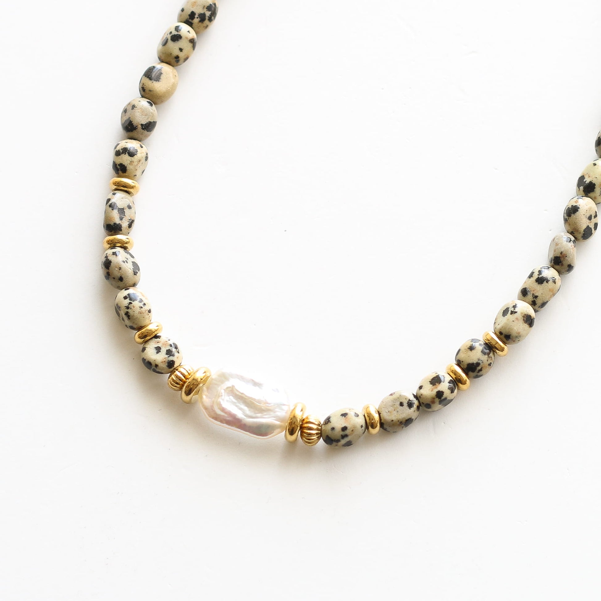Collier Jaspe Dalmatien Nacre, gros plan sur la pierre, Mahny bijoux pierre fine.