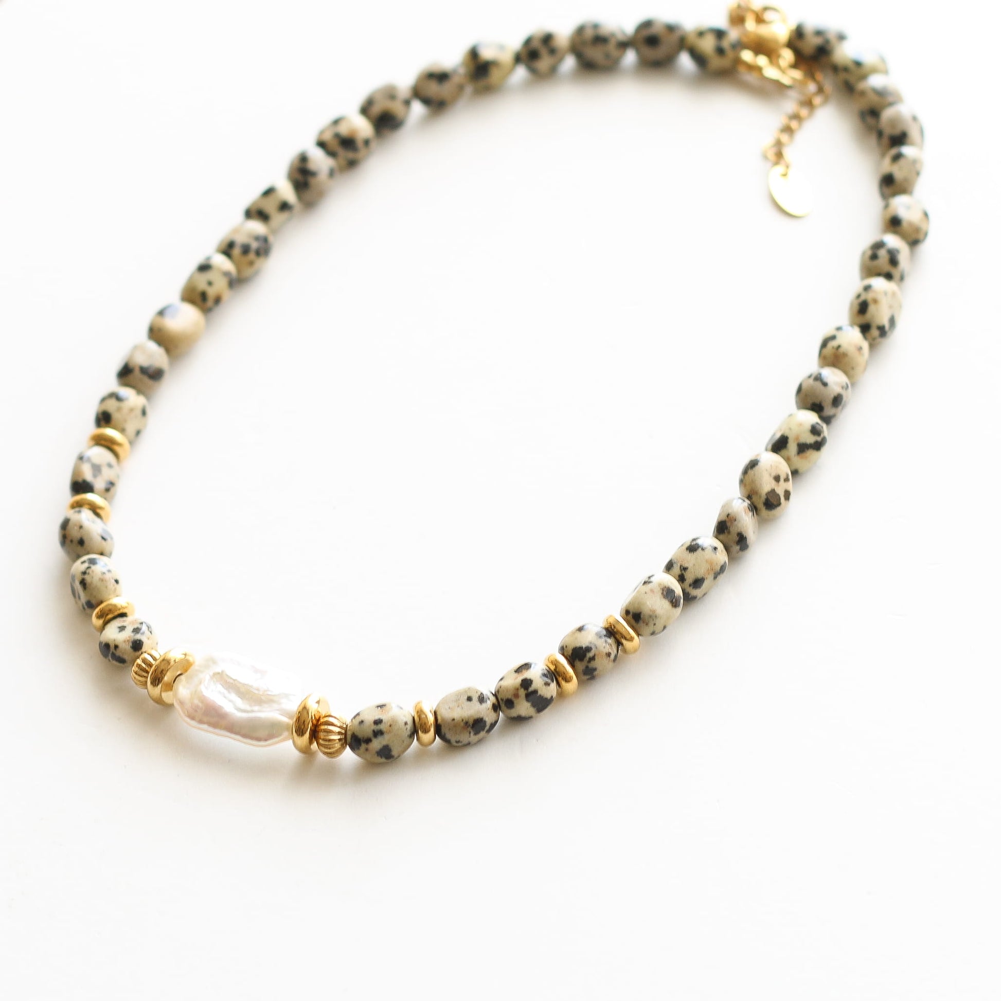 Collier Jaspe Dalmatien Nacre, détail de la chaîne dorée, création Mahny bijoux pierres semi-précieuses.