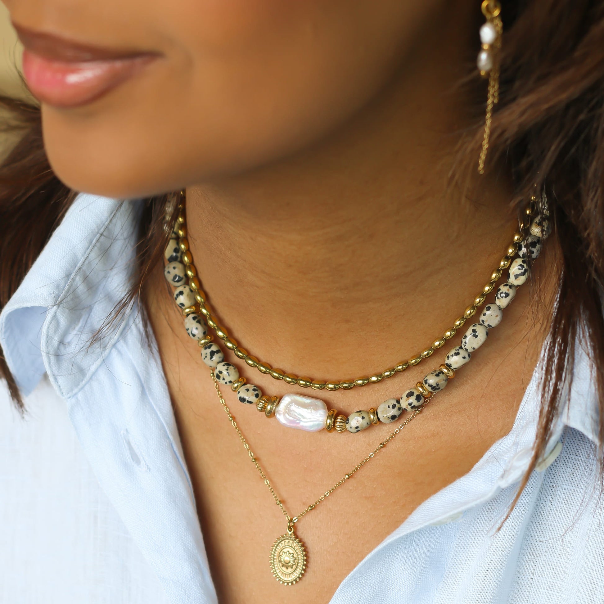 Collier Jaspe Dalmatien Nacre, vue rapprochée, création Mahny bijoux pierres semi-précieuses.