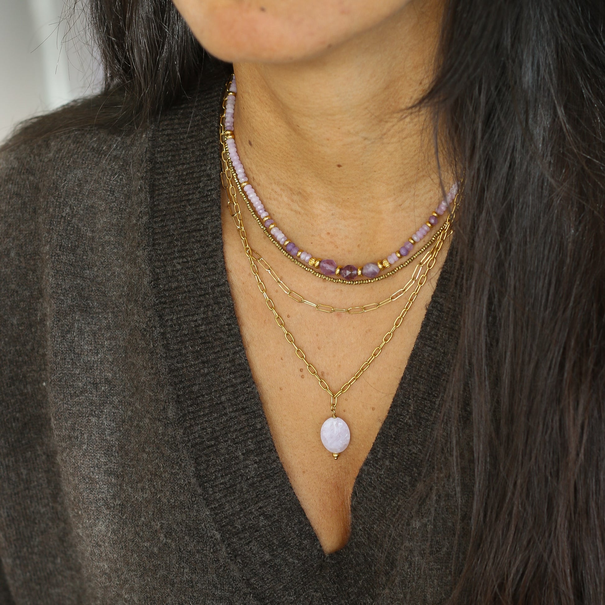 collier en pierres naturelles violettes avec accents dorés 