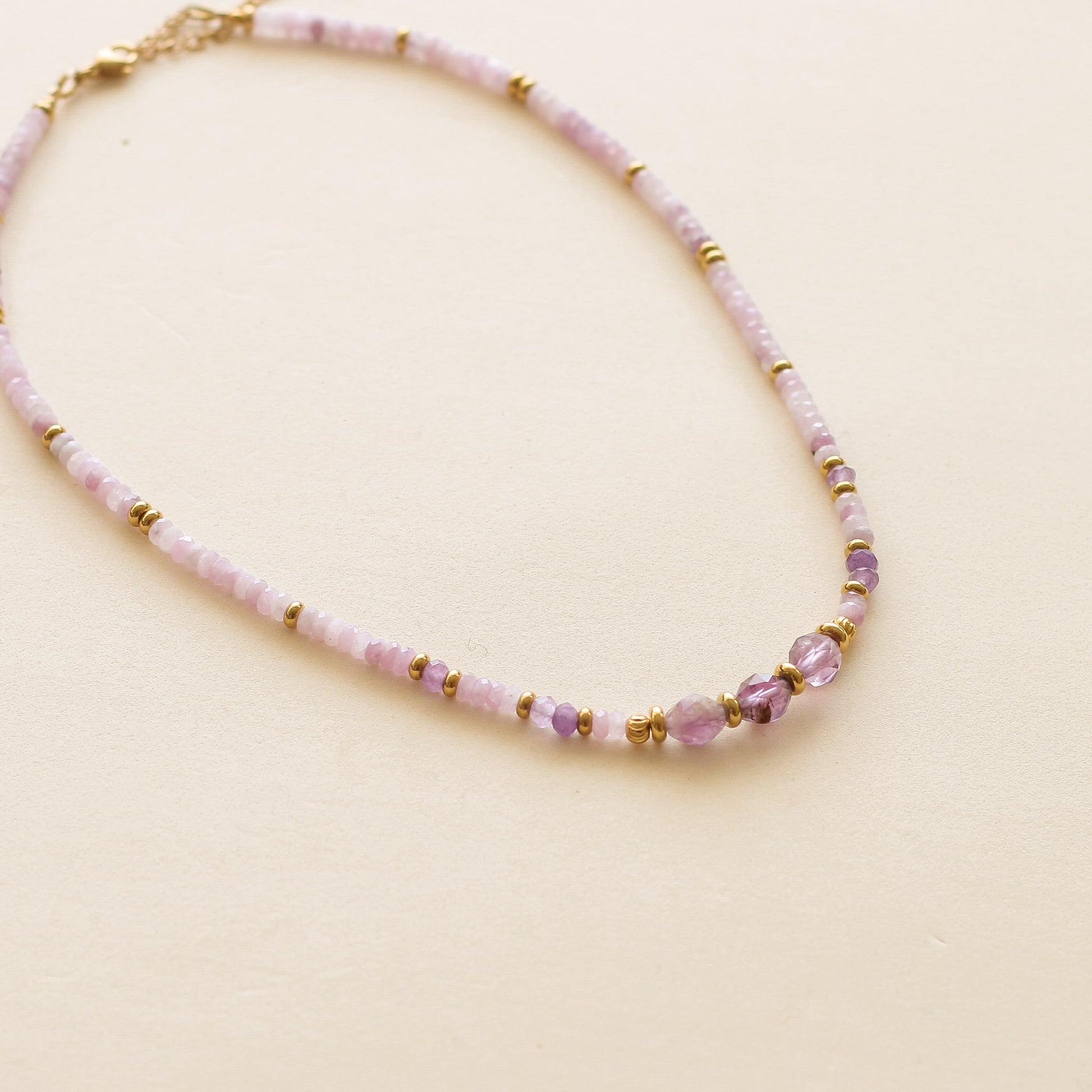 collier en pierres naturelles de Kunzite et Améthyste, bijou durable et unique