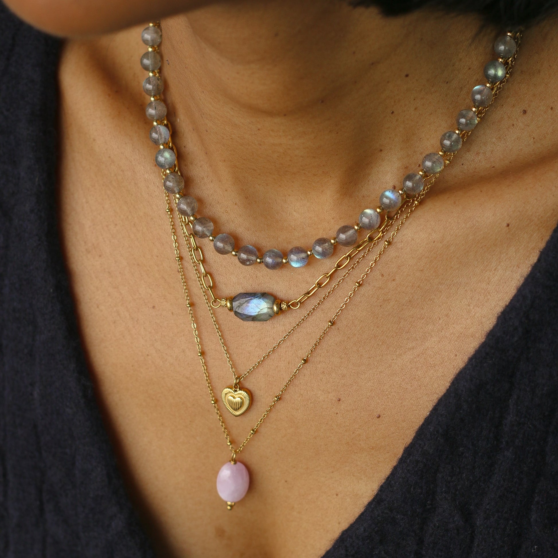 le collier parfait pour du layering, une chaine originale et une pierre de Kunzite tendance