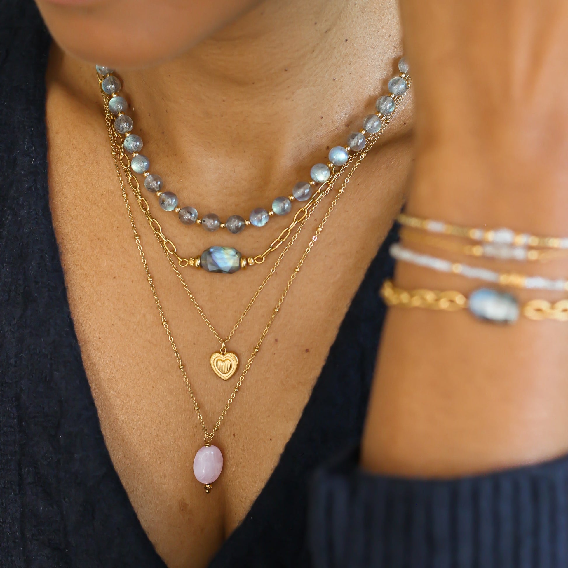 collier avec un pendentif en Kunzite aux teintes violettes et roses