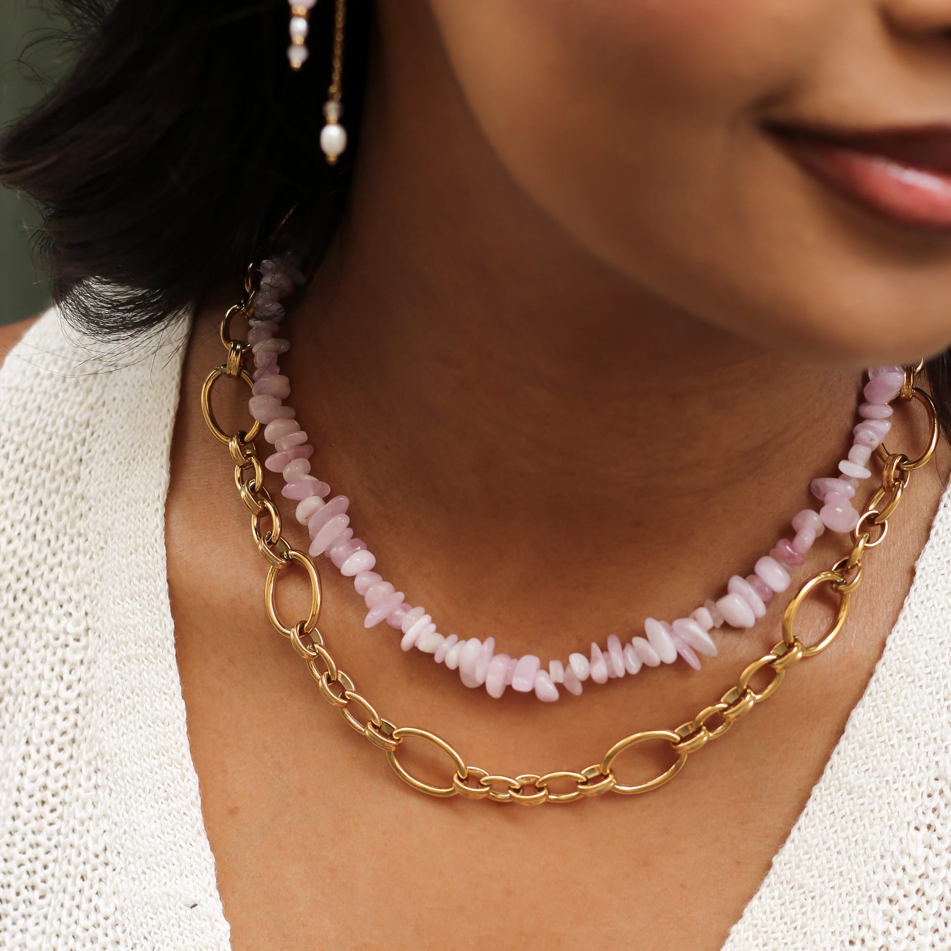 Collier en kunzite, assemblé à la main.