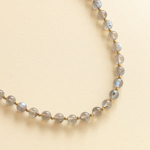 collier fait main avec des perles de Labradorite sélectionnées une à une