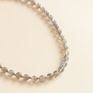 collier Billie en Labradorite aux reflets bleus et gris