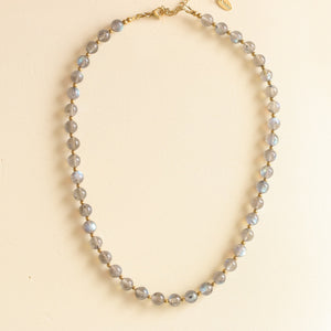 collier Billie en Labradorite perles séparées par des détails dorés