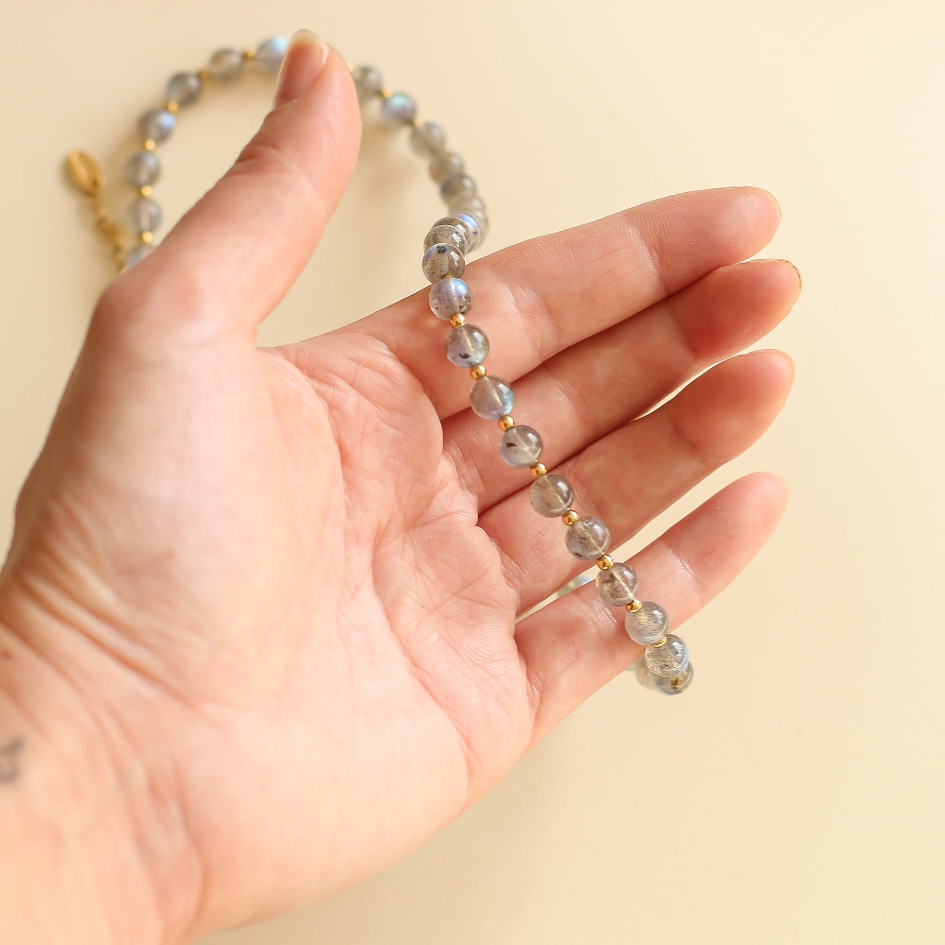 le collier parfait pour la fête des mères en perles de Labradorite