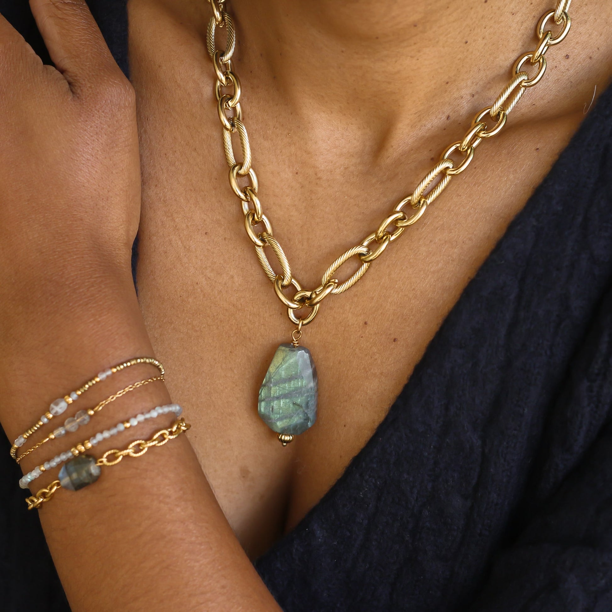 collier en acier inoxydable avec sa pierre brute de Labradorite