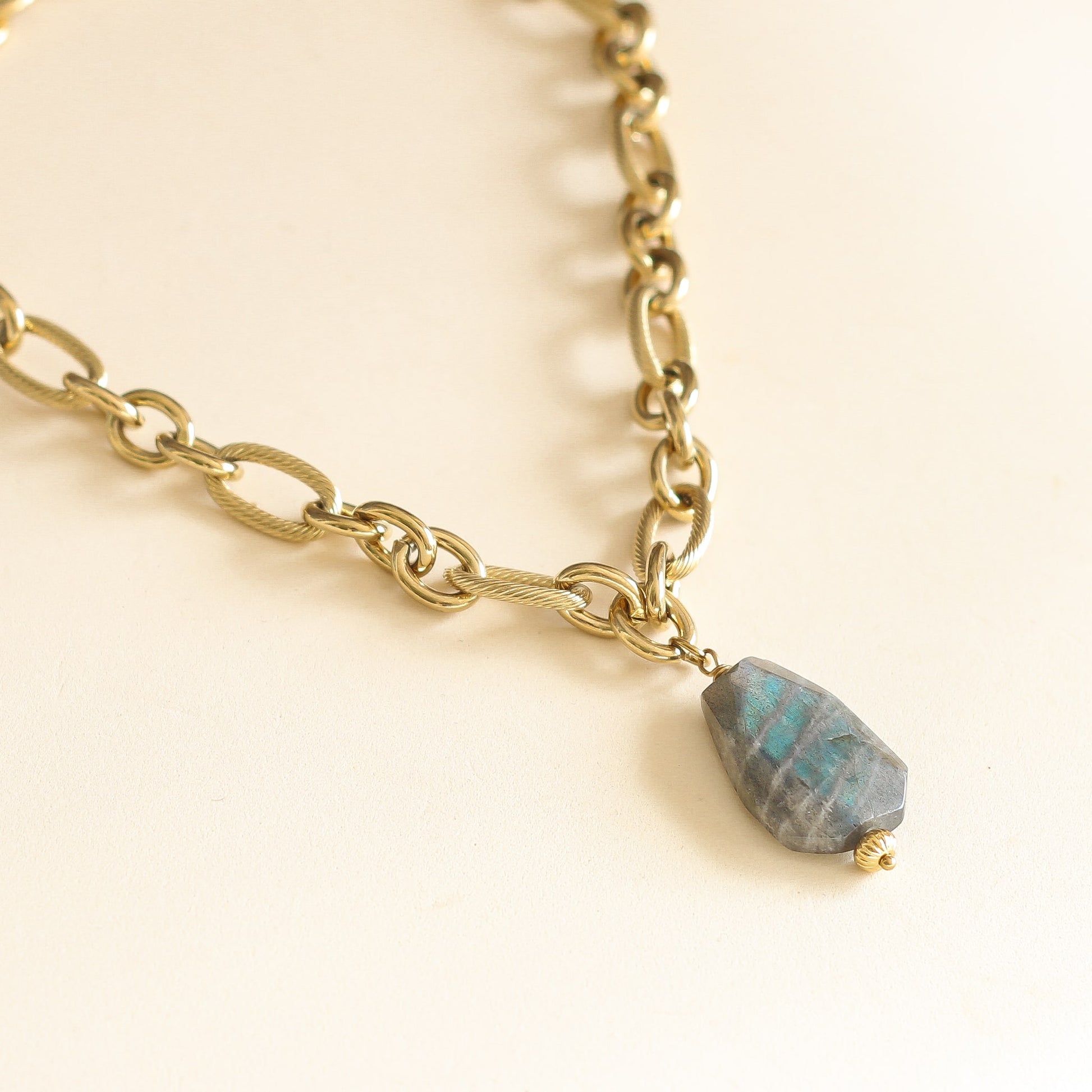 collier statement avec sa chaine épaisse et son pendentif en Labradorite 