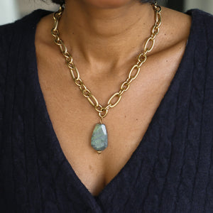 collier en chaine dorée épaisse et pierre de Labradorite brute 