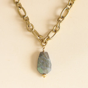 collier à offrir en Labradorite, pierre de la protection