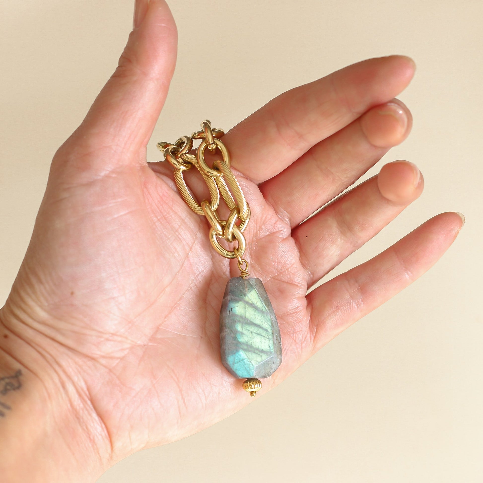 collier en Labradorite la pierre fine naturelle de protection