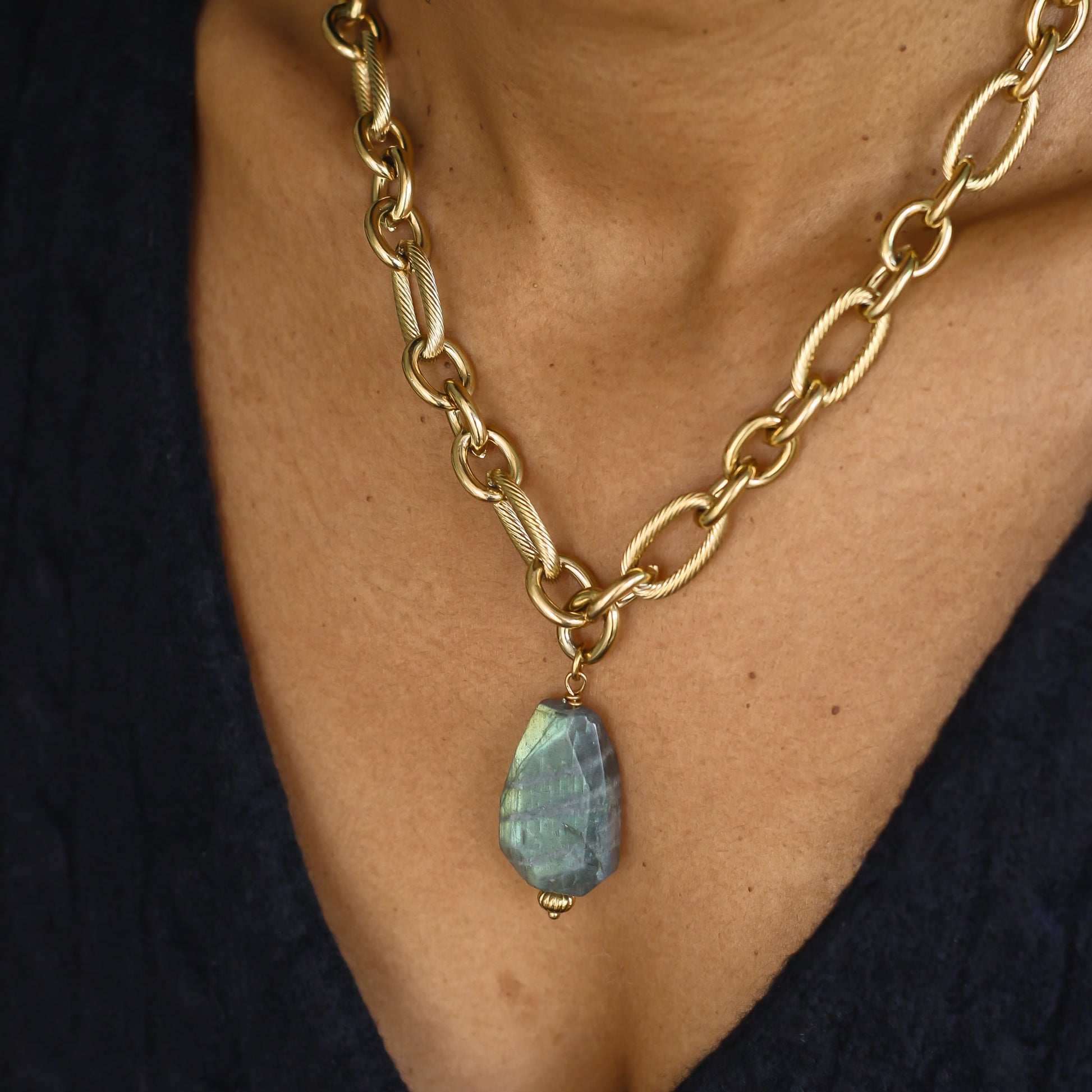 collier en Labradorite, pierre de protection sur une chaine épaisse