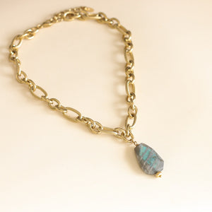 collier statement avec une Labradorite sur une chaine dorée 