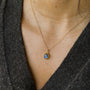 collier pendentif fin en labradorite aux reflets bleutés naturels style minimaliste