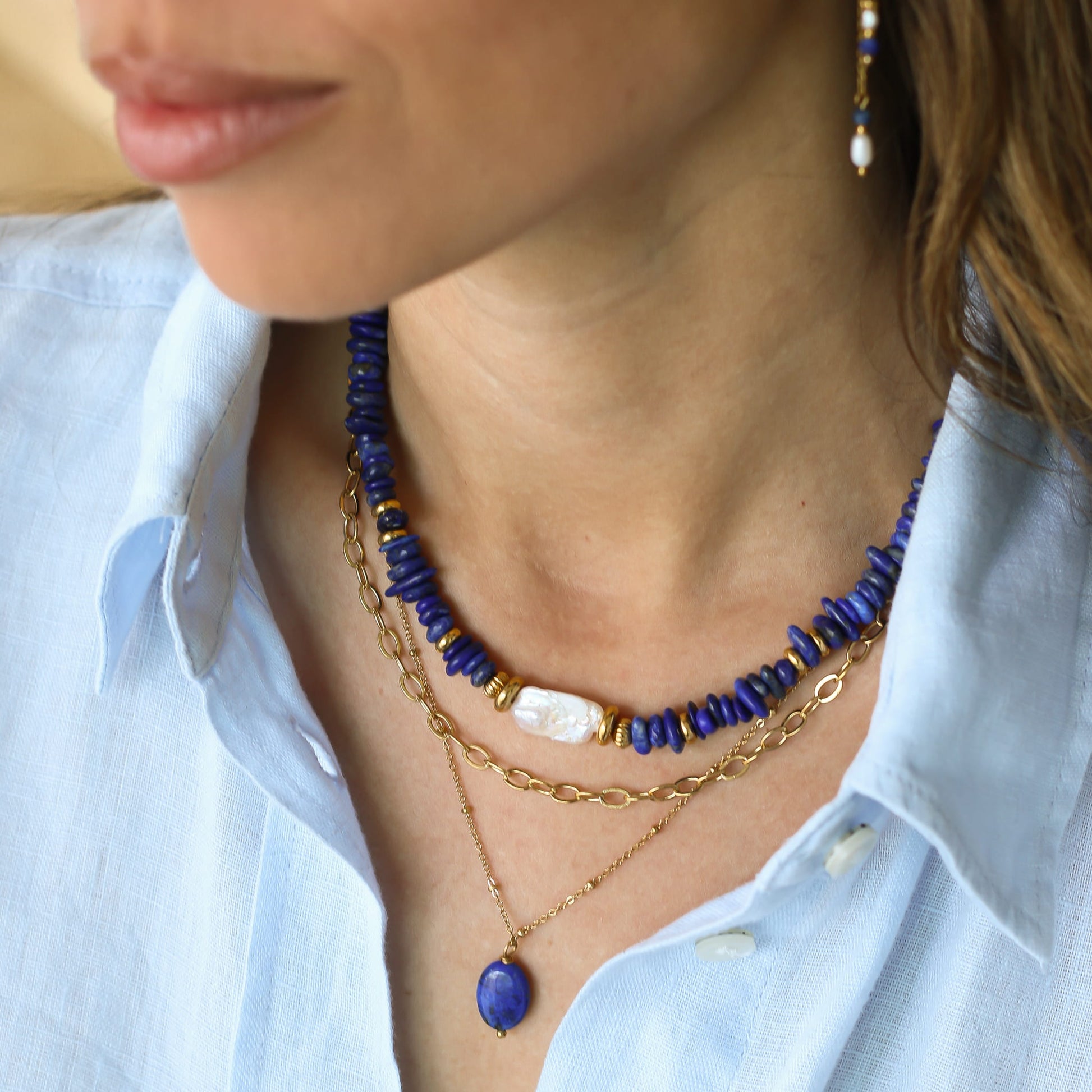 Collier Lapis Lazuli chaîne boule, vue de profil, bijou femme pierres naturelles Mahny.