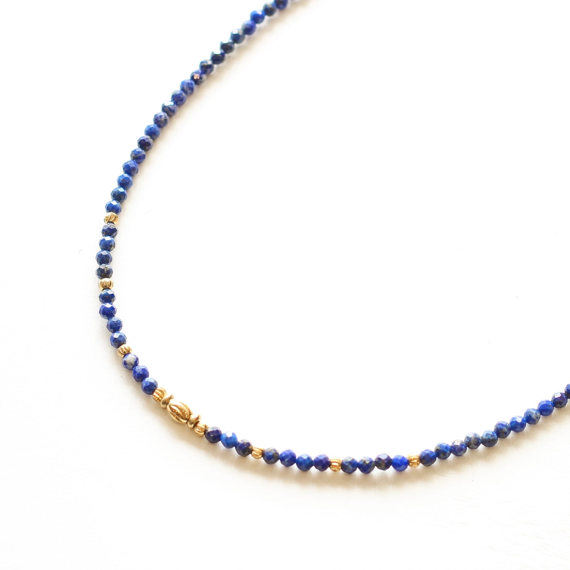 Collier Lapis Lazuli perlé, détail des pierres, Mahny bijoux pierre fine.