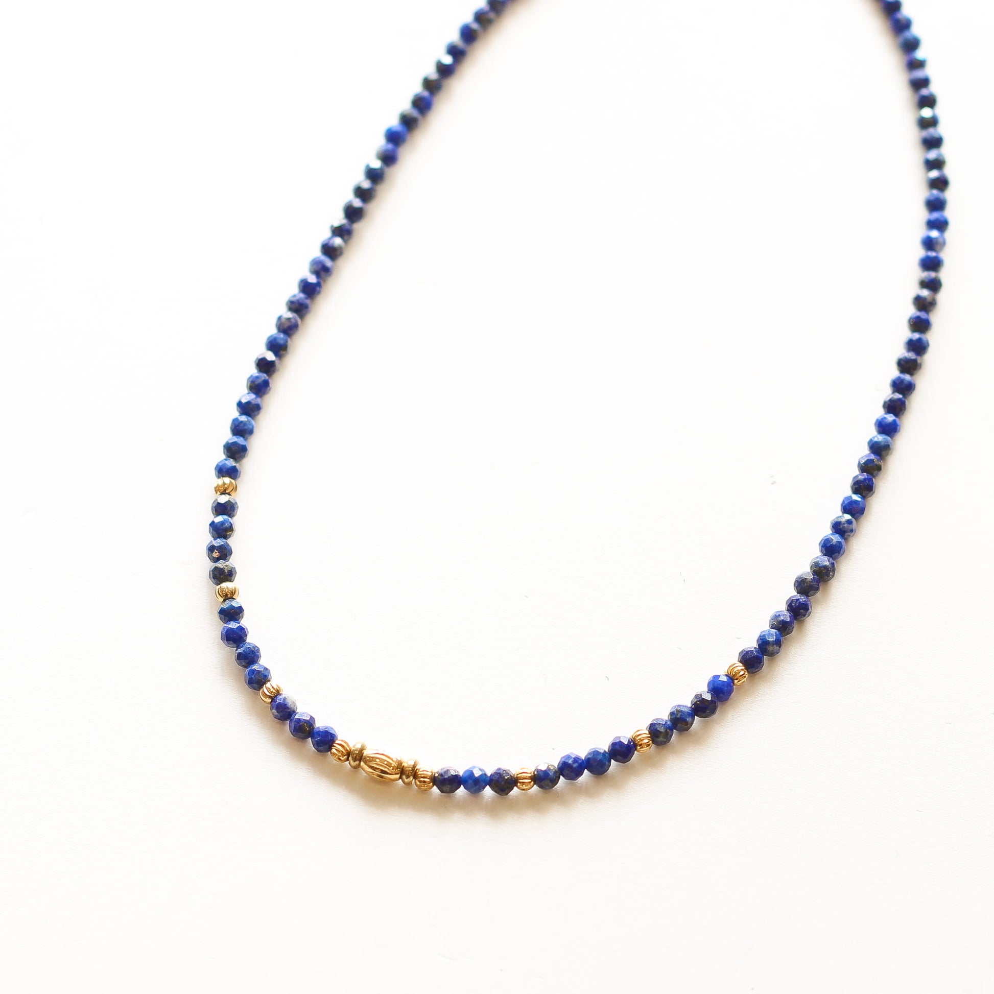 Collier Lapis Lazuli perlé, vue de profil, pierre véritable, signé Mahny.