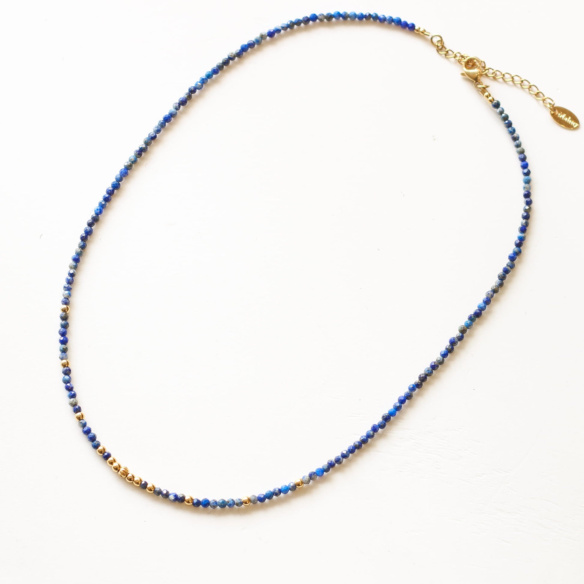 Collier Lapis Lazuli perlé fin, gros plan sur la pierre, Mahny bijoux pierres naturelles.