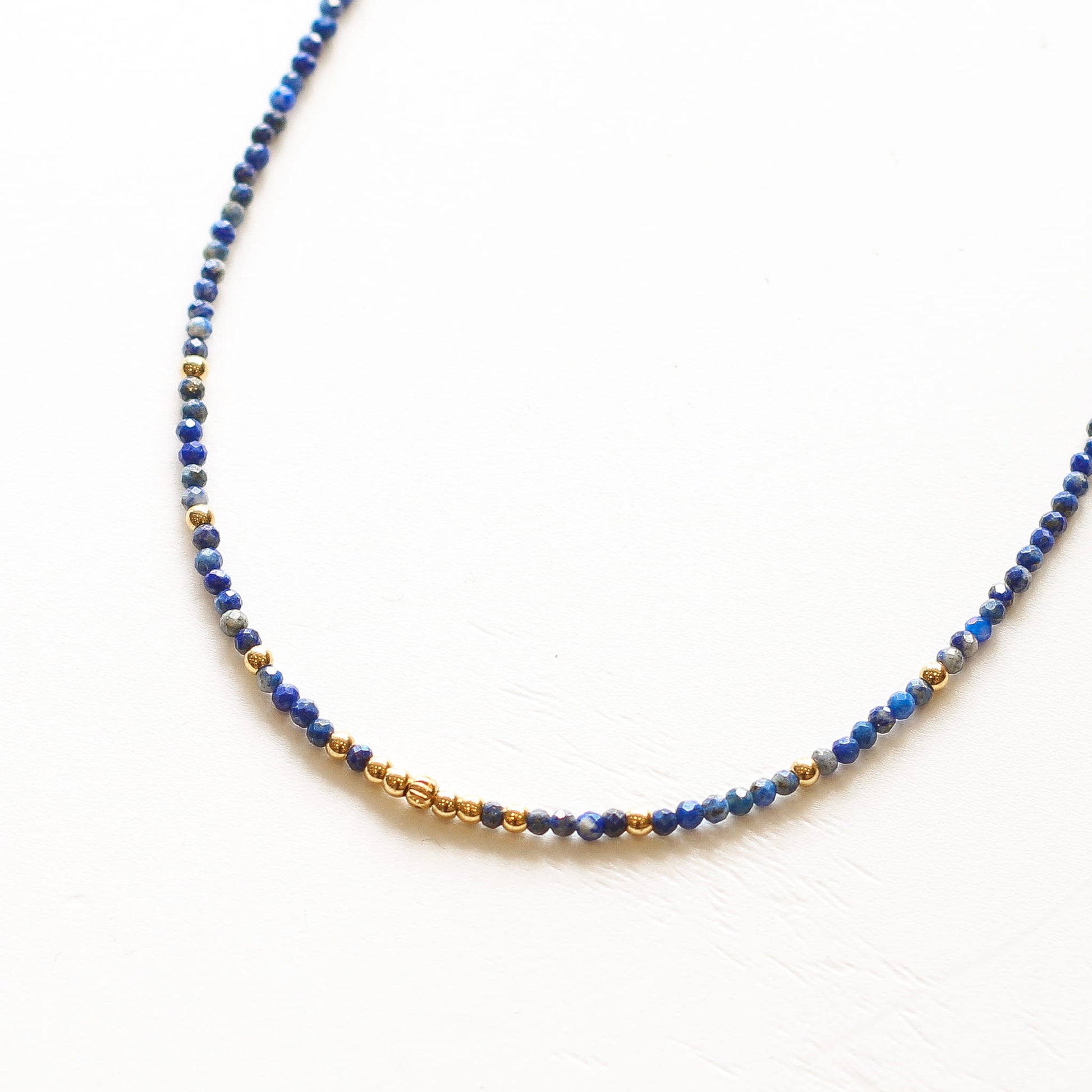 Collier Lapis Lazuli perlé fin, détail des pierres, pierre véritable, signé Mahny.