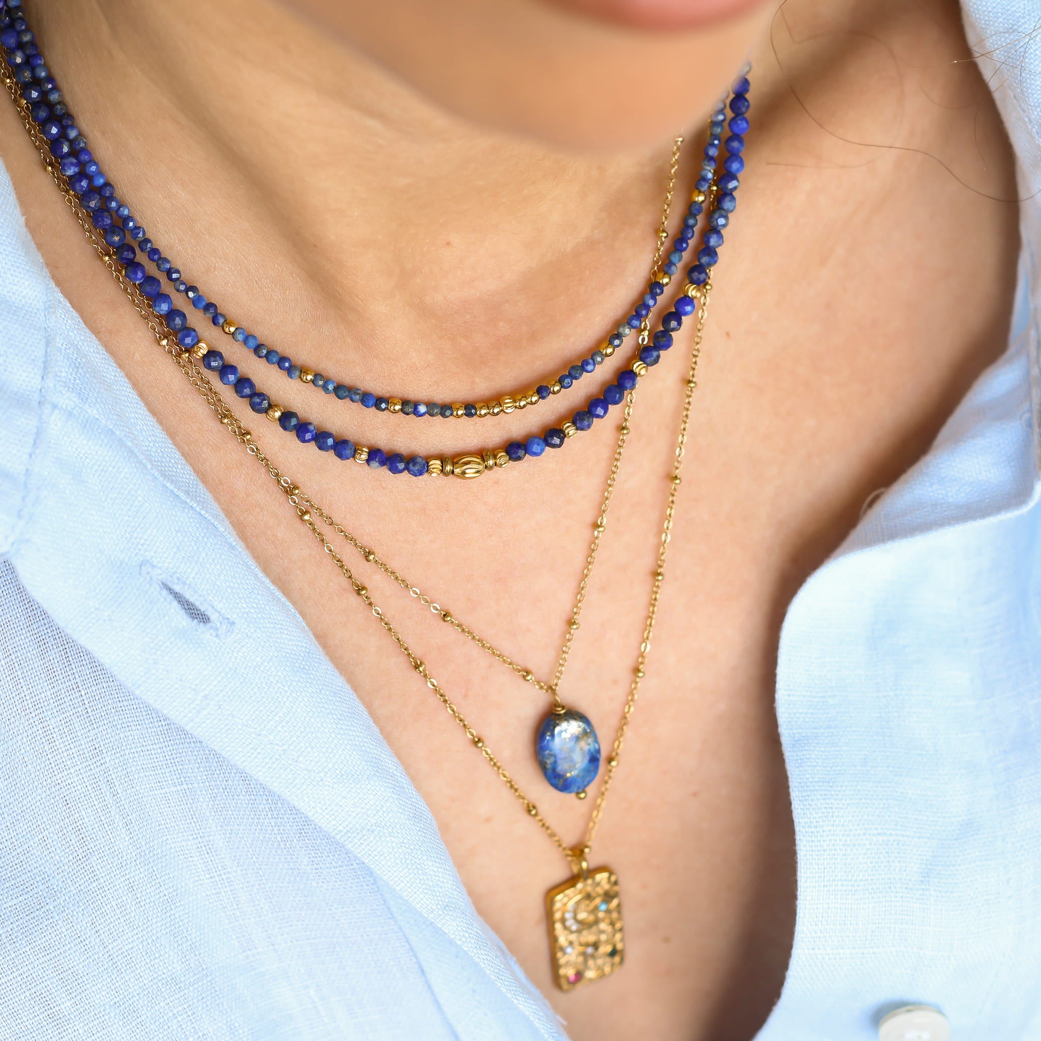 Collier Lapis Lazuli perlé fin, vue rapprochée, Mahny pierres assemblées main, Paris.