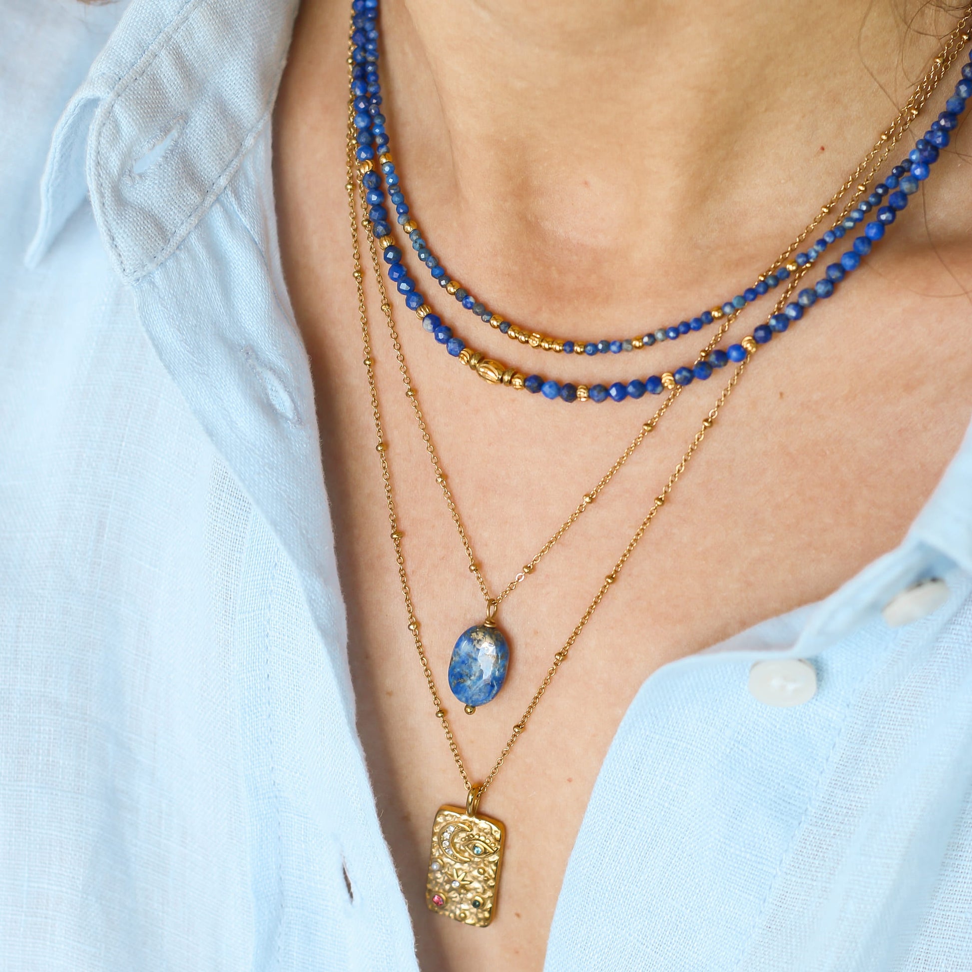 Collier Médaillon Lune, vue de profil, Mahny bijoux pierre fine.