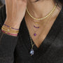 Lépidolite aux teintes mauves, montée à la main sur une chaine fine 