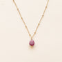 collier avec une pierre de Lépidolite aux teintes roses et violettes tendance