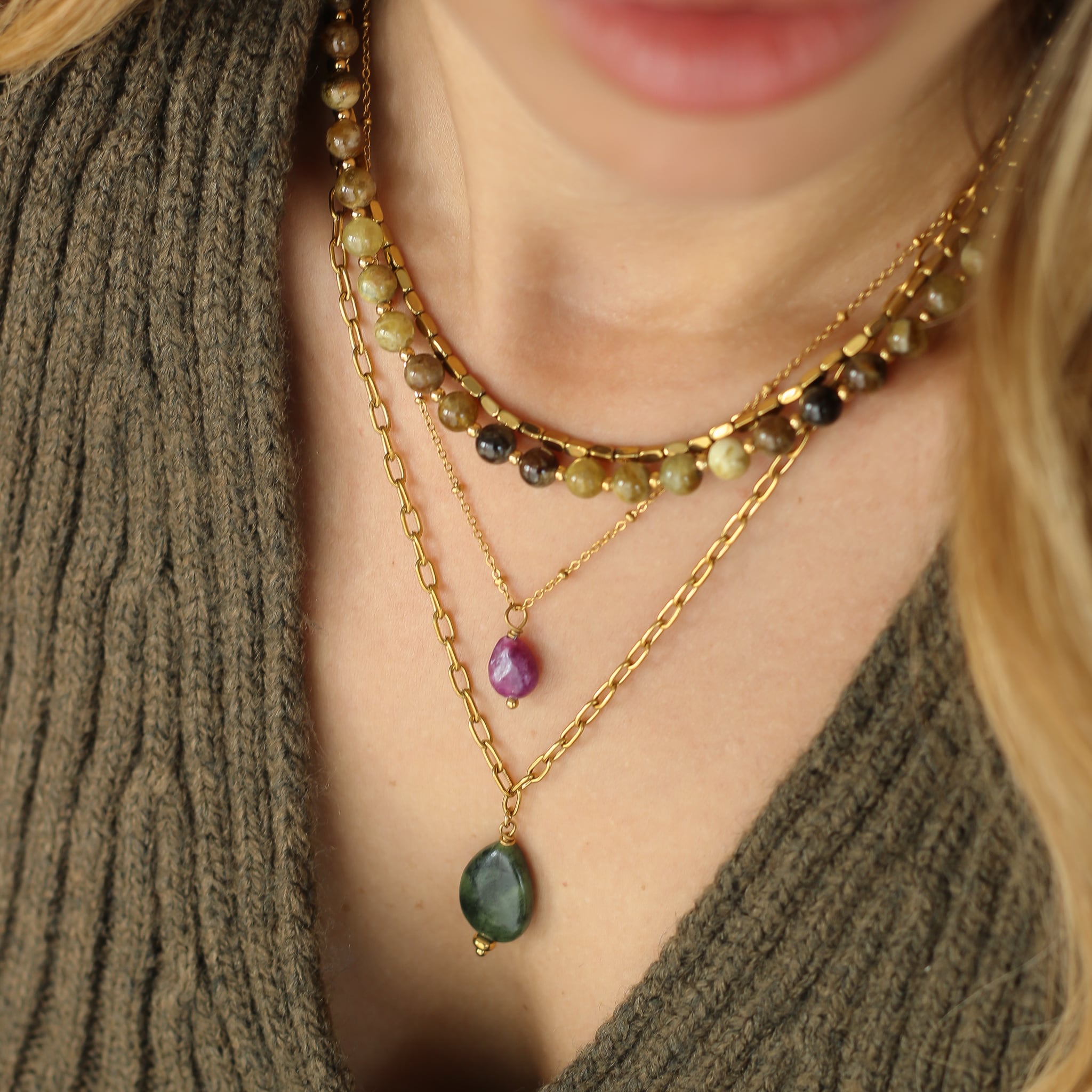 colier à chaine fine avec sa pierre de Lépidolite pour un style minimaliste