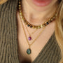 colier à chaine fine avec sa pierre de Lépidolite pour un style minimaliste