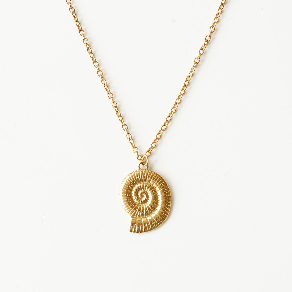 collier long ammonite coquillage escargot doré