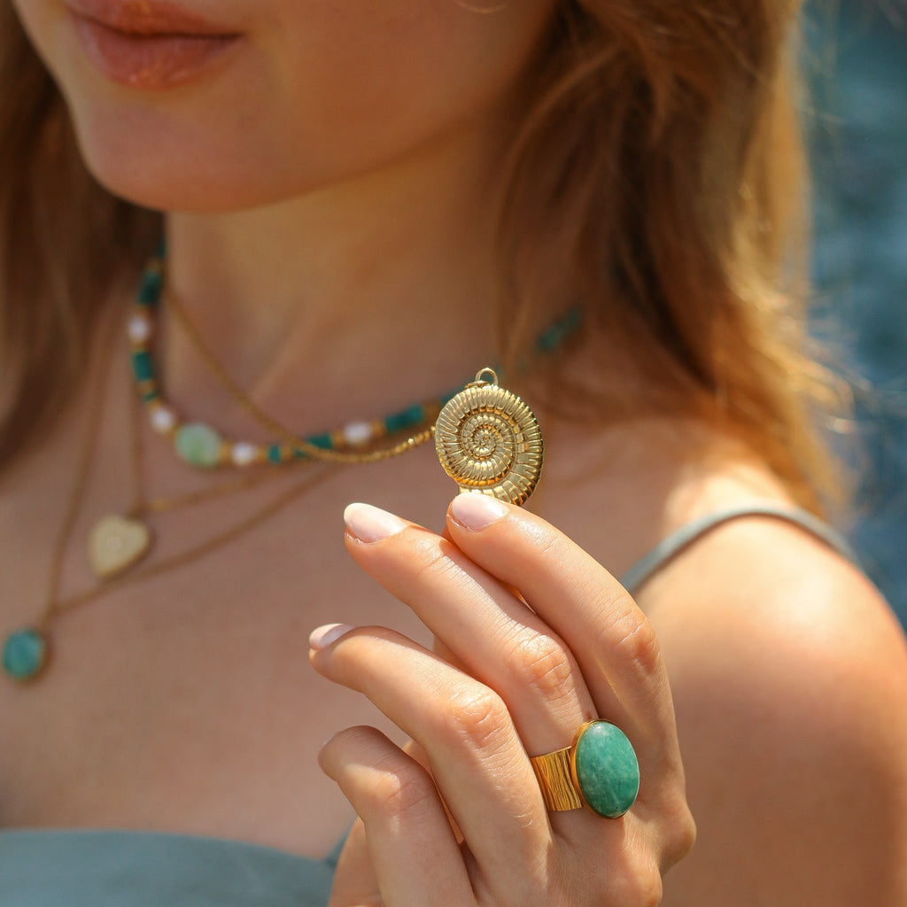 collier long ammonite coquillage escargot doré