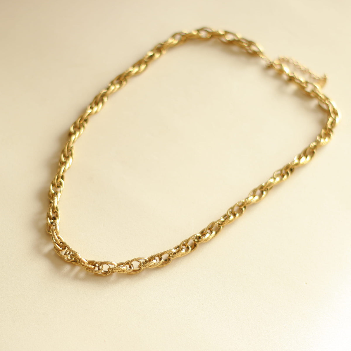 Collier chaîne dorée torsadée