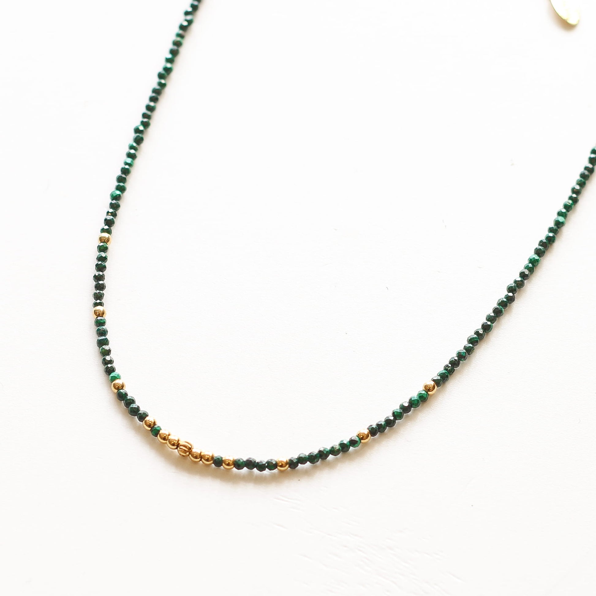 Collier Malachite perlé fin, gros plan sur la pierre, pierre véritable, signé Mahny.