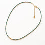 Collier Malachite perlé fin, détail de la chaîne dorée, Mahny bijoux pierre fine.