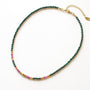 Collier Malachite et Rubis perlé, détail de la chaîne dorée, bijou femme pierres naturelles Mahny.