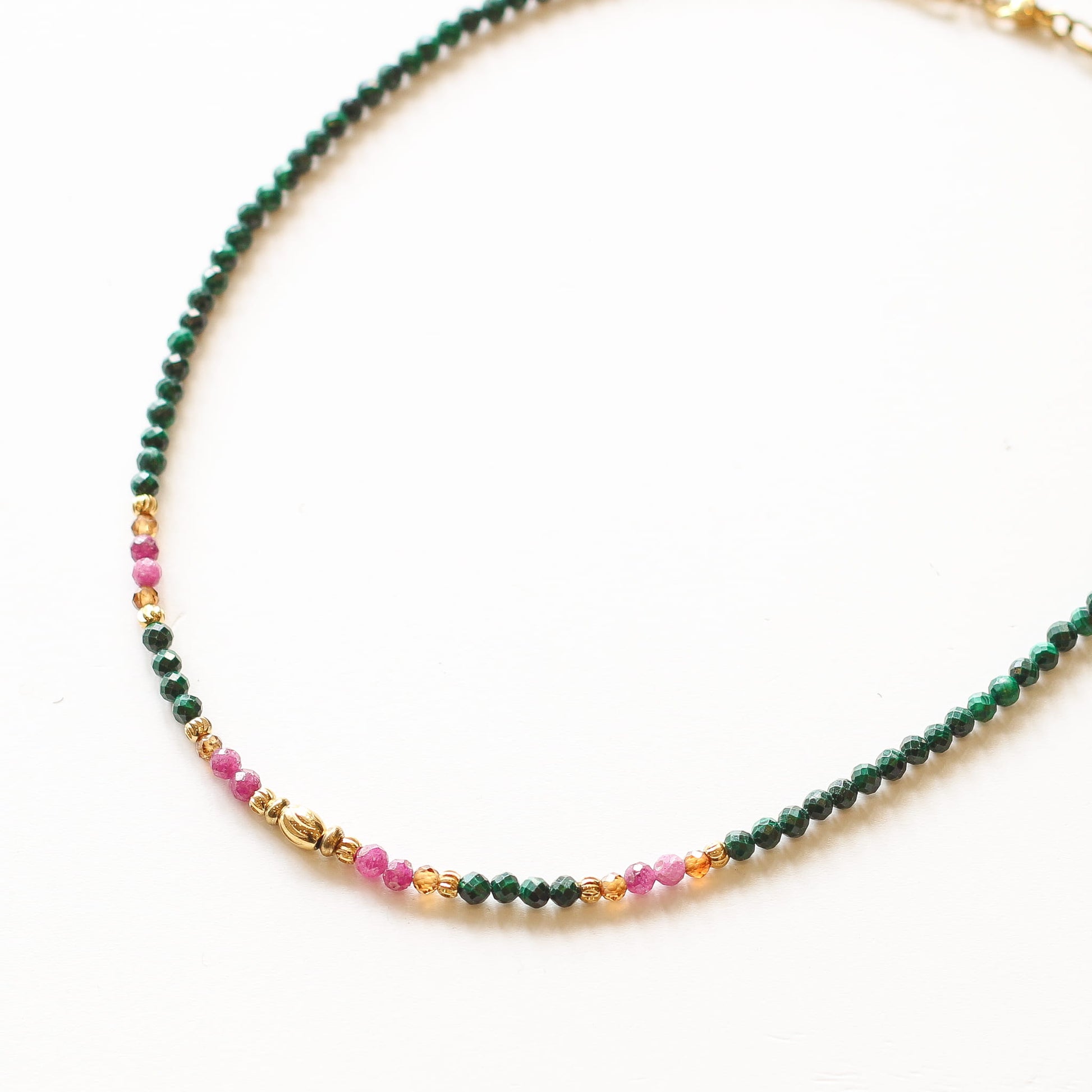 Collier Malachite et Rubis perlé, détail des pierres, Mahny bijoux pierre fine.