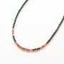 Collier Malachite et Rubis perlé, gros plan sur la pierre, Mahny pierres assemblées main, Paris.