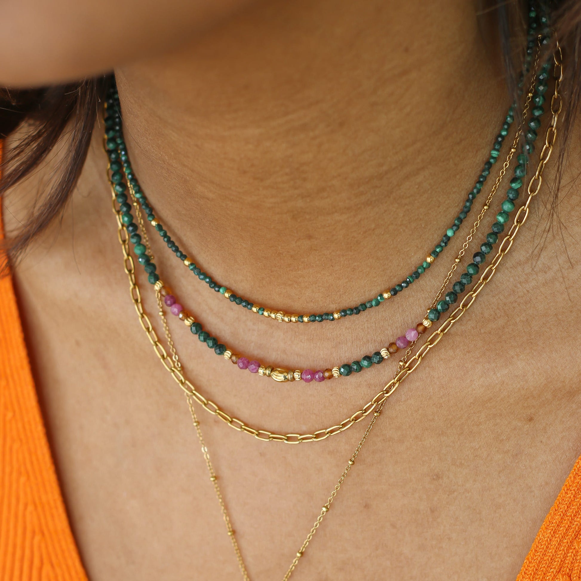 Collier Malachite perlé fin, vue rapprochée, Mahny bijoux pierre fine.