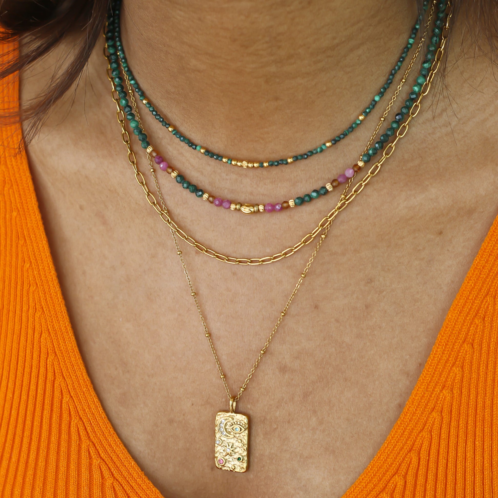 Collier Médaillon Lune, détail de la chaîne dorée, Mahny bijoux pierres naturelles.